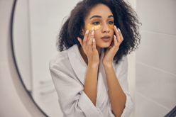 Jak dbać o skórę wokół oczu?