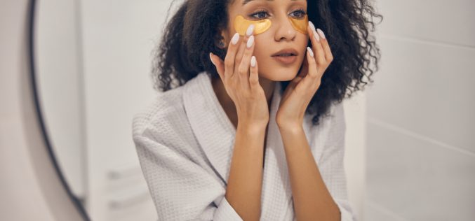 Jak dbać o skórę wokół oczu?