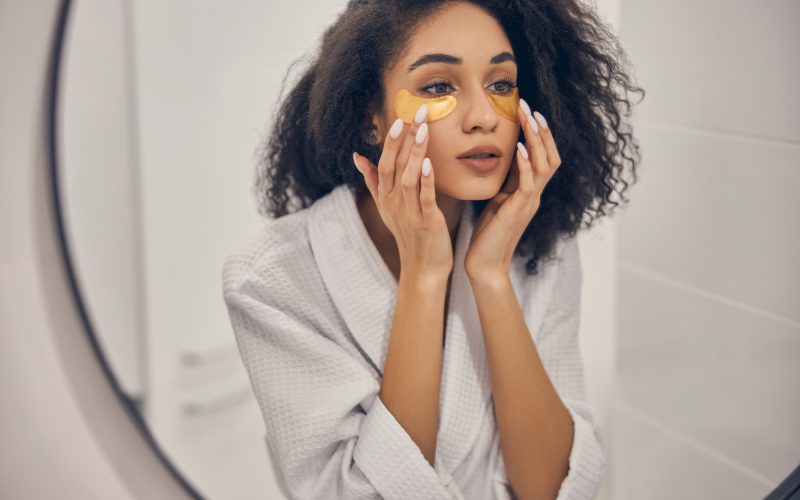 Jak dbać o skórę wokół oczu?