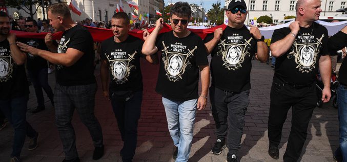 Maryja i wojownicy z mieczami