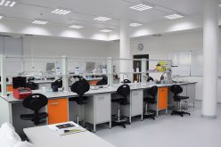 Jakie meble laboratoryjne znajdują się w laboratorium?