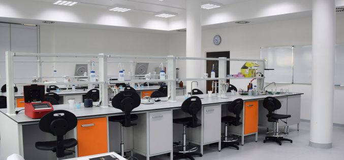 Jakie meble laboratoryjne znajdują się w laboratorium?