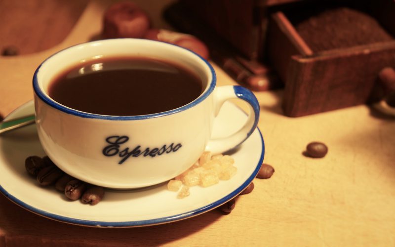 Ekspres do kawy przelewowy – dlaczego warto się na niego zdecydować?