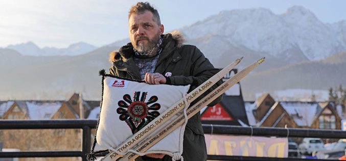 Wyblakły mit naczelnika