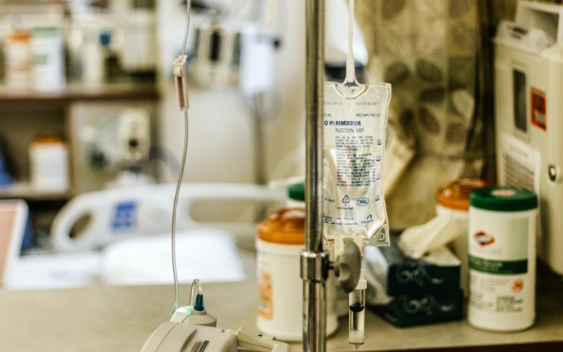 W szpitalach brakuje leku na COVID-19