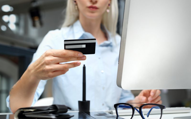 Jak zaoszczędzić na zakupach online?