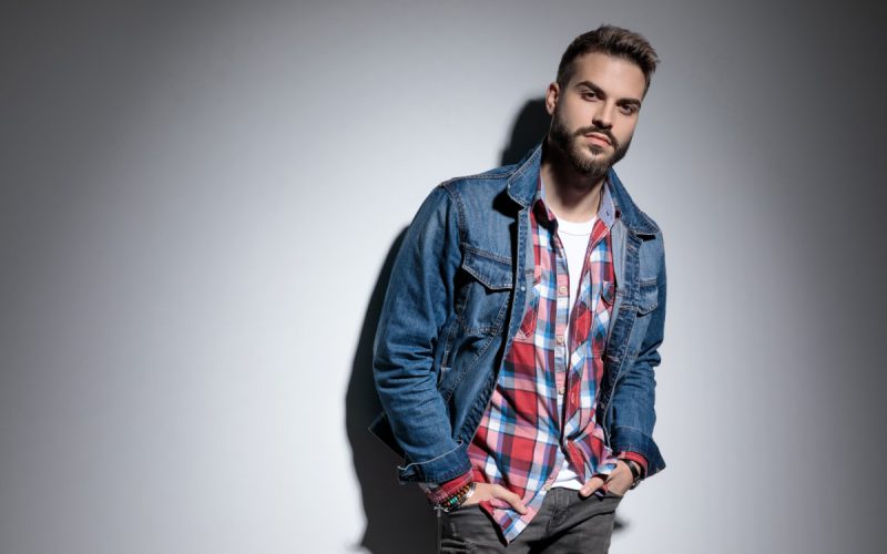 Kurtka jeansowa – modowy must have każdego faceta