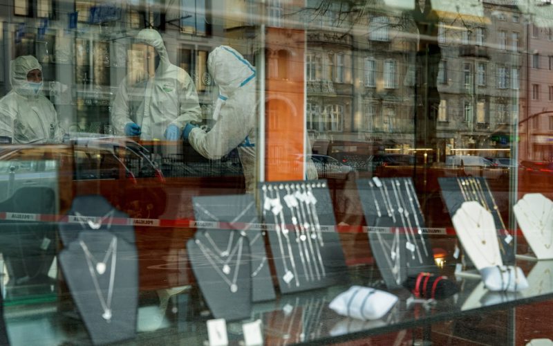 Maseczka czyni złodzieja