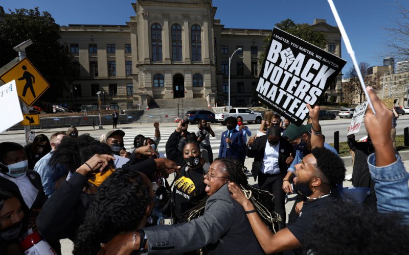 „Słuszny kapitalizm” walczy o rząd dusz