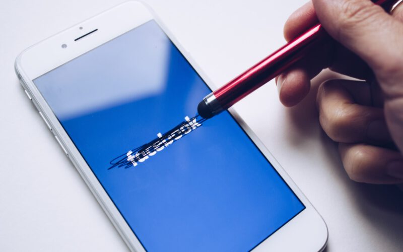 Facebook ma&nbsp;kłopoty. Tym razem z&nbsp;bezpieczeństwem…