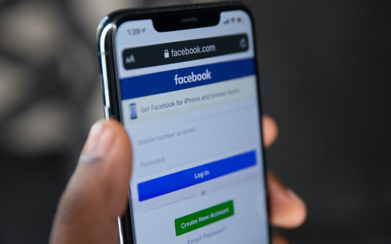 Facebook zakopie fake newsy
