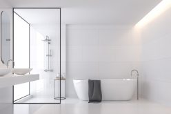Łazienka w bieli – jakie płytki sprawdzą się najlepiej do jasnego wnętrza na lata?