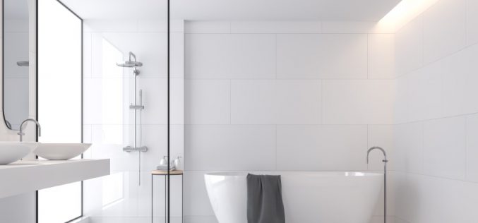 Łazienka w&nbsp;bieli – jakie płytki sprawdzą się najlepiej do&nbsp;jasnego wnętrza na&nbsp;lata?