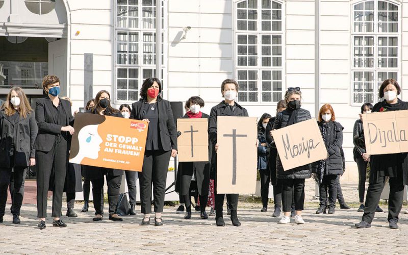 Trzy kobiety miesięcznie