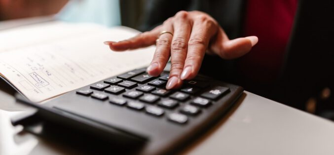 Gdzie ulokować nadwyżki finansowe, aby nie stracić? Lokaty, konta oszczędnościowe, obligacje