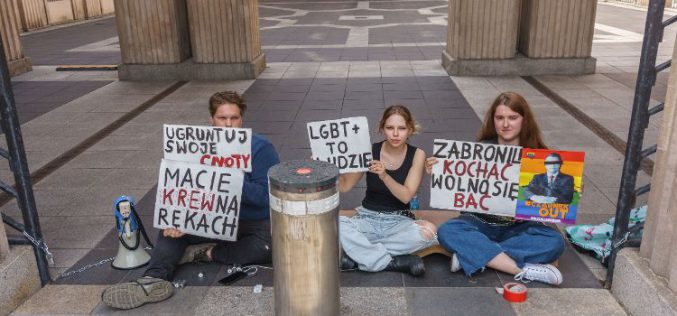 Aktywiści LGBT+ przykuli się do bramy Ministerstwa Edukacji i Nauki