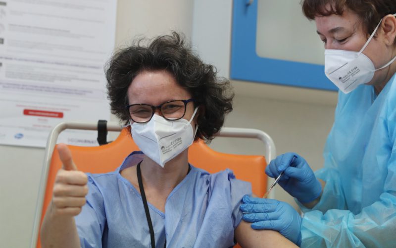 Obowiązek szczepień dla medyków już niemal pewny