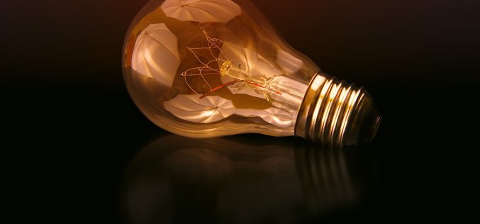 1 kWh prądu. Od czego zależy cena?