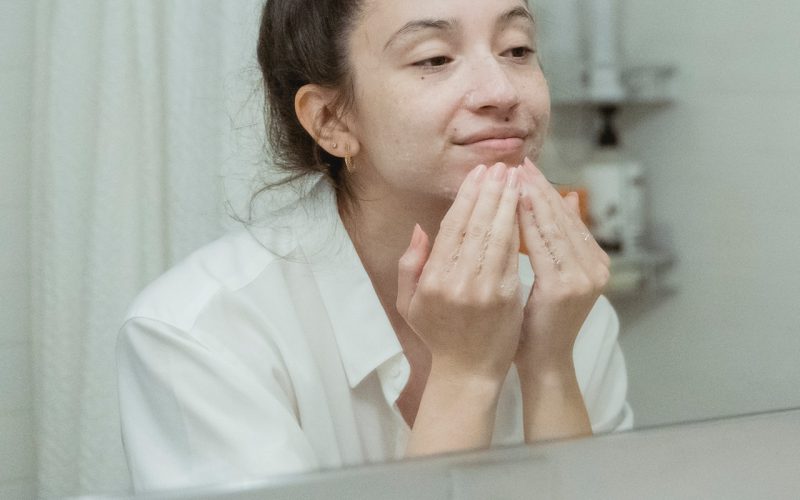 Tonizacja twarzy – jak ją wykonać i jakich kosmetyków użyć?