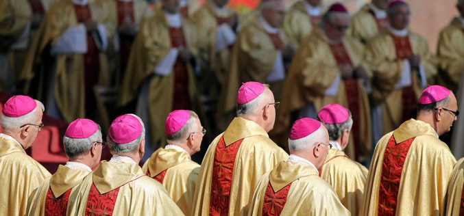 Watykański bat na biskupów