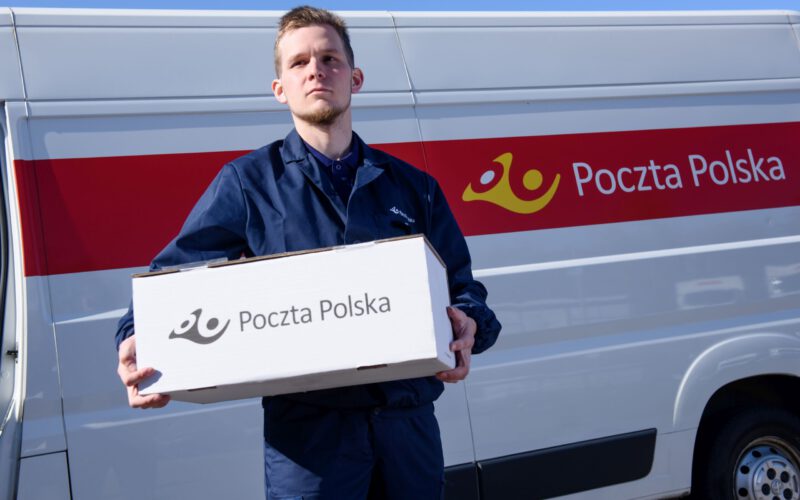 Jesienna fala protestów: pocztowcy pod biurem Sasina