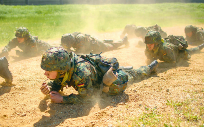Potęga bez militarnych aktywów
