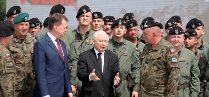 Kaczyński i Błaszczak  straszą wojną