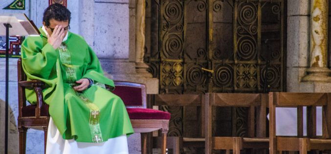 CBOS: Młodzi mają dość religii