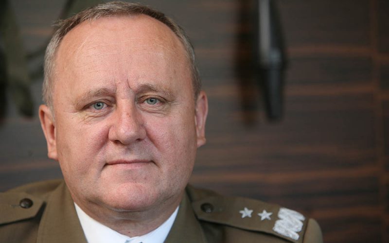 Armia pod butem polityków