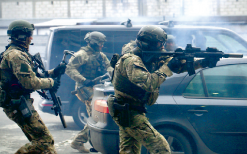 Tam będą latały cegły i kostka brukowa