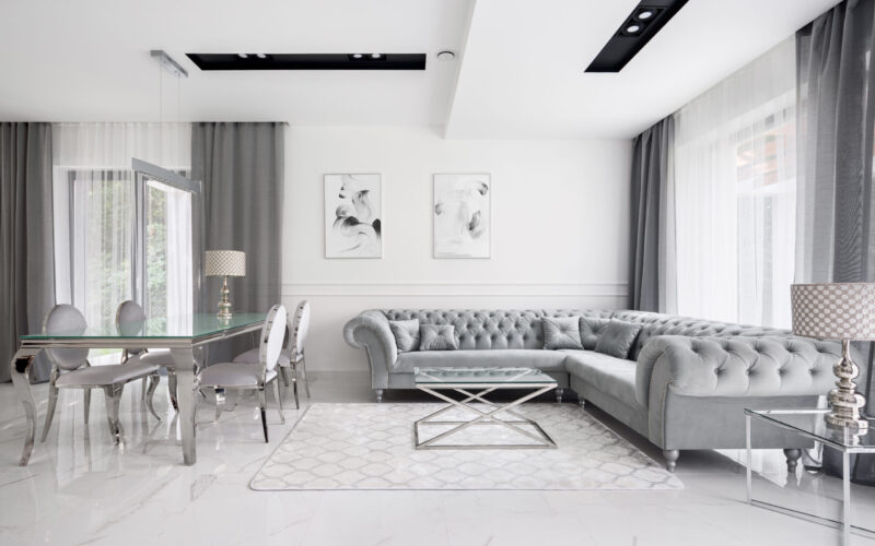 Jakie meble w stylu glamour pasują do salonu?