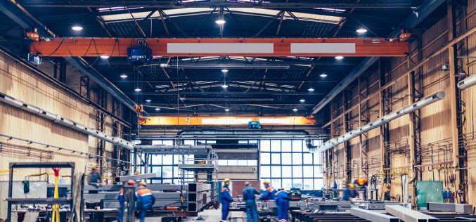 Hale przemysłowe – doświetlenie i&nbsp;systemy oświetleniowe obiektów