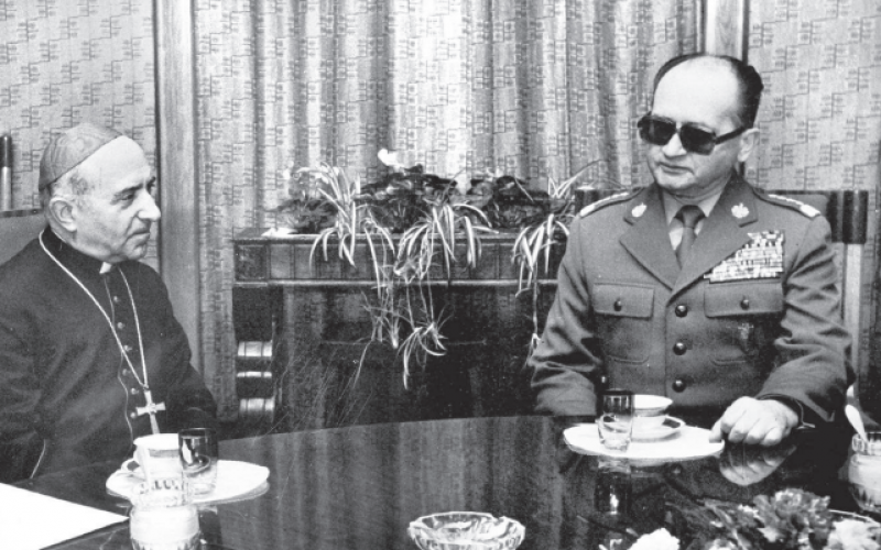 Stali murem przed mundurem