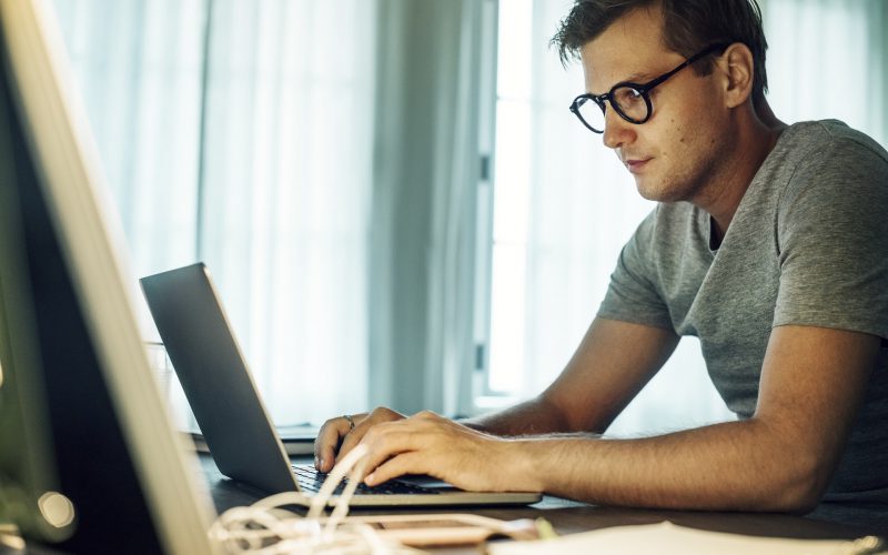 Praca w IT – jak zacząć pracę w branży?