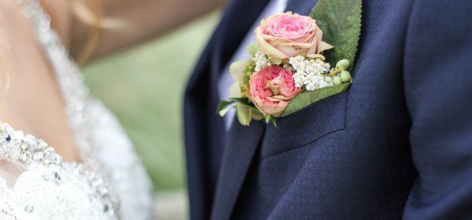 Garnitur ślubny na przyjęcie w stylu glamour? Podpowiadamy, jaki wybrać