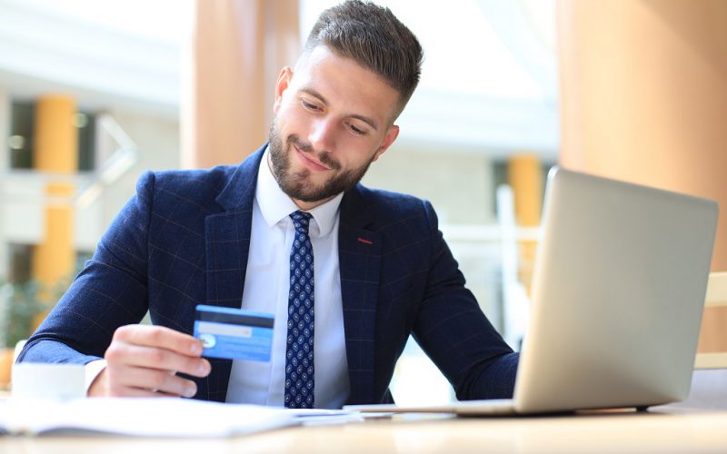 Karta kredytowa – czy warto ją jeszcze zakładać?