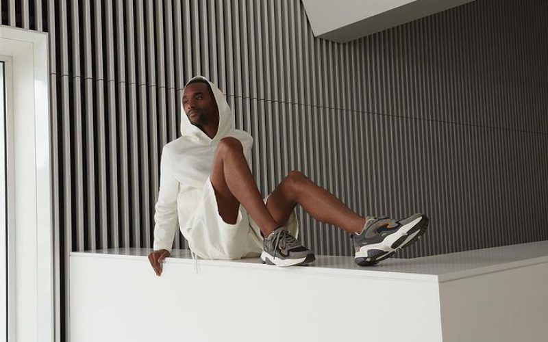 Do jakich spodni nosić męskie sneakersy?