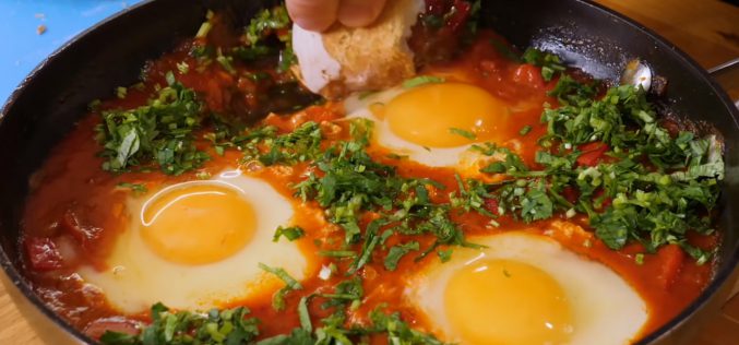 Szakszuka – przepis na pyszne i aromatyczne danie