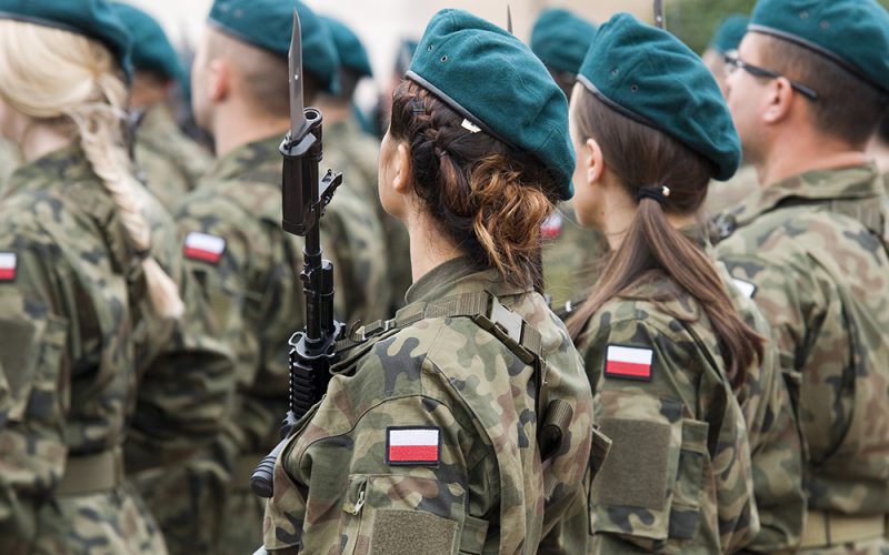 „Armia potrzebuje matek, ale nie tych karmiących”