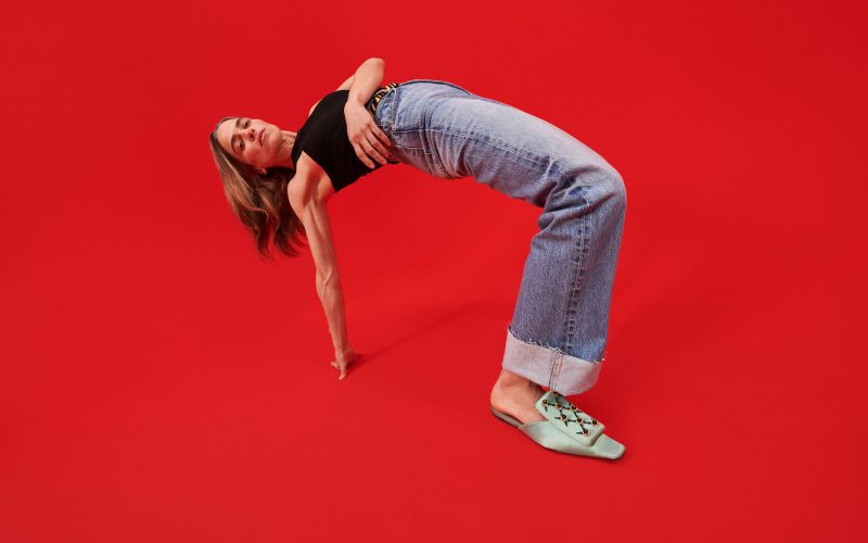 Klasyczne jeansy damskie – czym kierować się podczas wyboru?