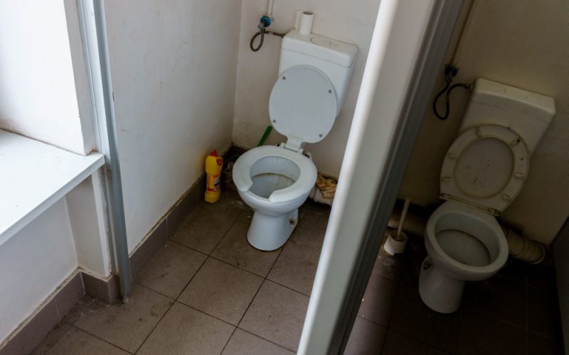 Za potrzebą ścieżką przy dębie i w lewo za kamieniem