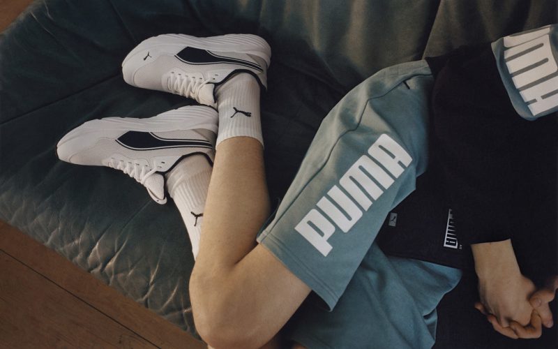 Białe buty dla modnego mężczyzny – jak stylizować?