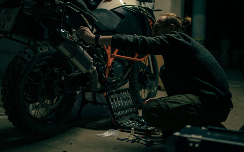 Amortyzatory motocyklowe — wszystko, co powinien wiedzieć o nich każdy motocyklista!