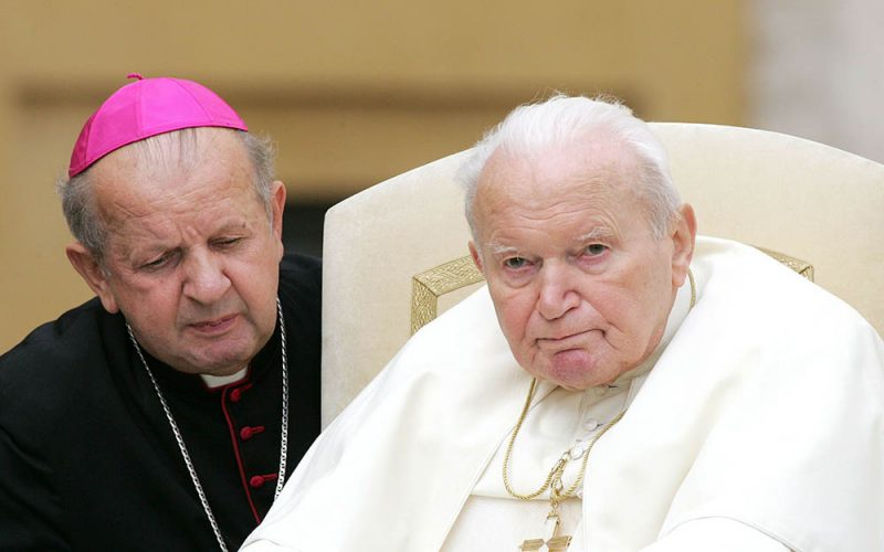 Kto podnosi rękę na Jana Pawła II?