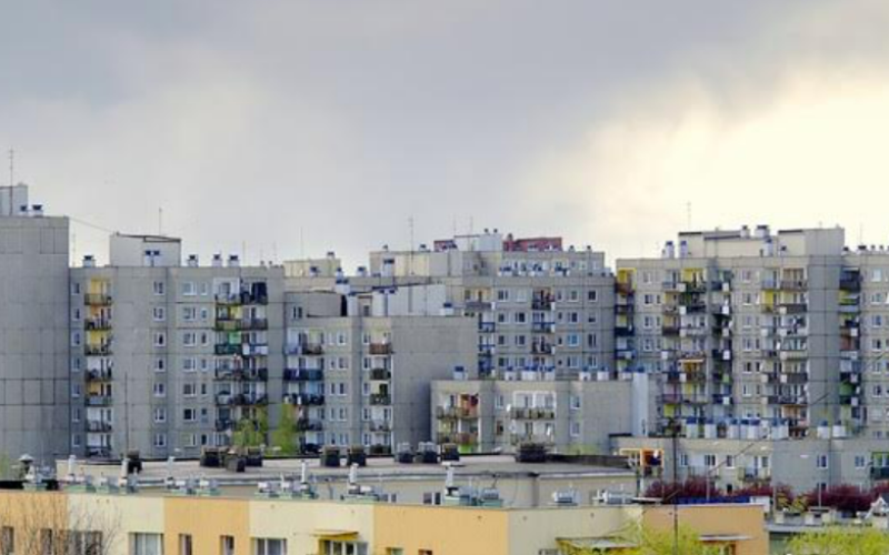 Osiedla z PRL – czy warto na nich mieszkać? Poradnik pośrednika