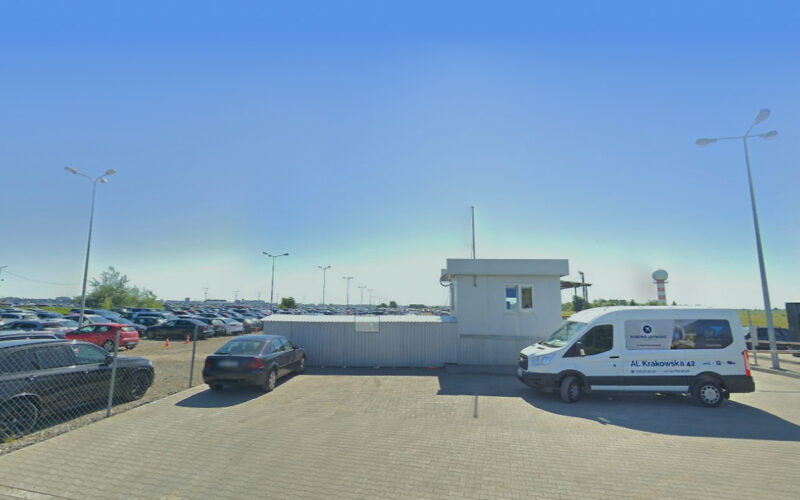 Twój samochód na wakacjach – zaparkuj bezpiecznie i tanio na lotnisku Chopina