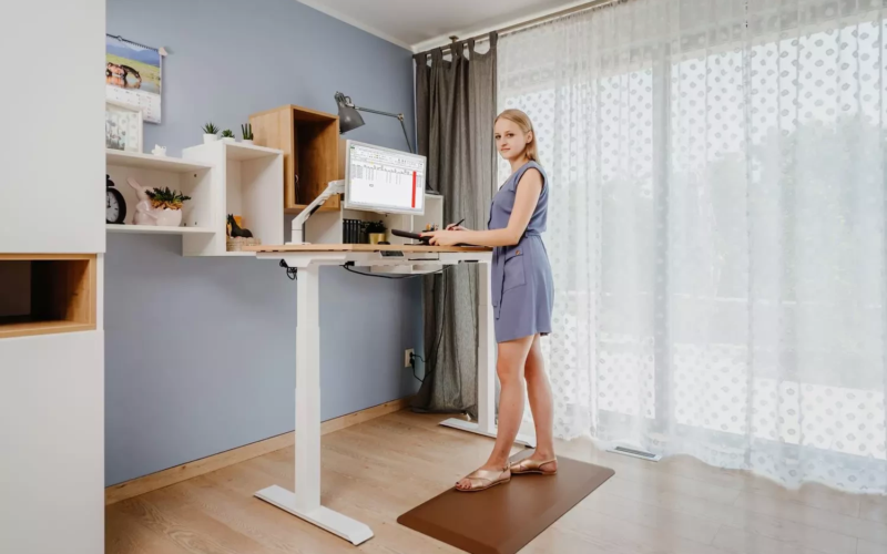 Zalety biurek z regulowaną wysokością