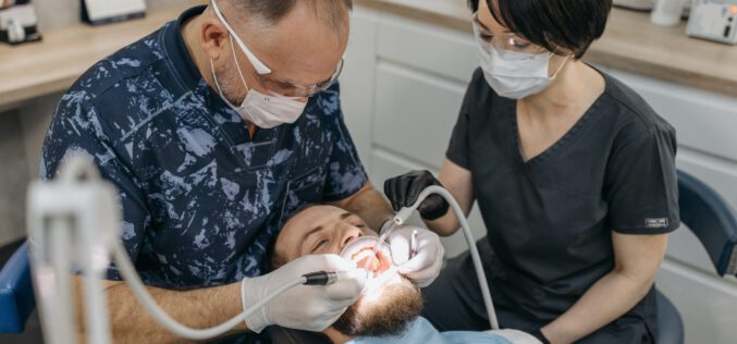 Sprawdź, dlaczego warto zdecydować się na pracę jako asystentka stomatologiczna i naukę w szkole policealnej?