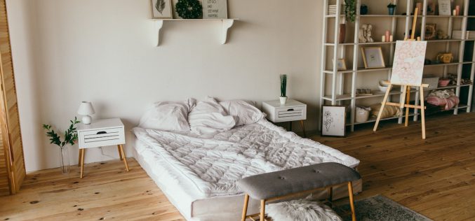 Łóżko do sypialni – optymalne zestawienie rodzaju mebla i stylu pomieszczenia