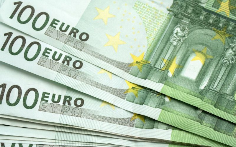 Jak oszczędzać pieniądze w Polsce w 2024 roku? W jakiej walucie trzymać i gdzie wymienić złotówki na euro?